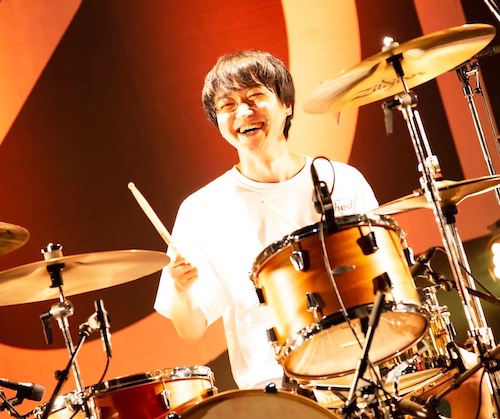 ドラム演奏中の講師